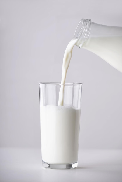 produits laitiers dans un bol en verre sur fond blanc