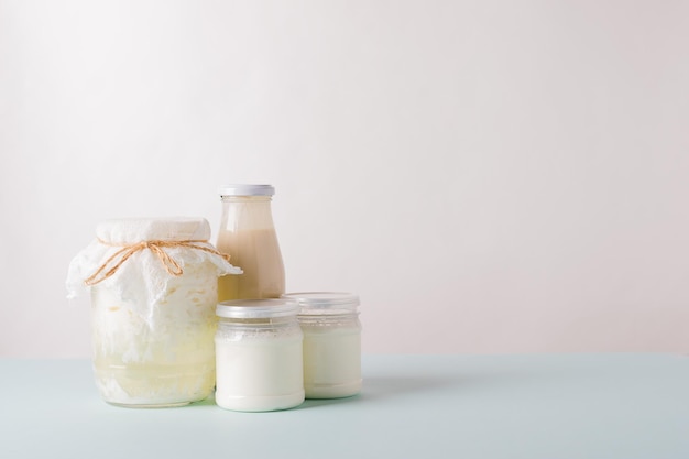 Produits laitiers fermentés Champignon de lait Produits laitiers fermentés probiotiques biologiques dans des bouteilles en verre Aliments diététiques sains