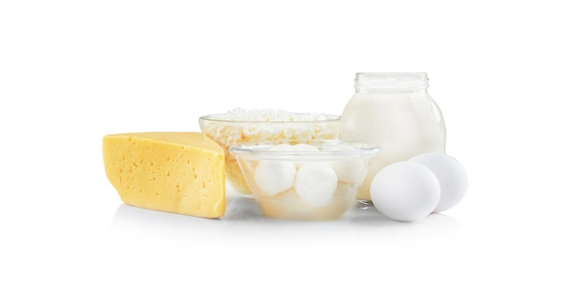 Produits laitiers sur fond blanc