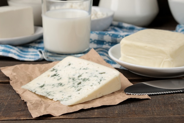 Produits laitiers. lait, crème sure, fromage, beurre et fromage cottage sur une table en bois marron