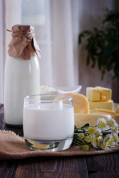 Les produits laitiers. Lait, fromage, beurre et lait caillé sur une vieille table