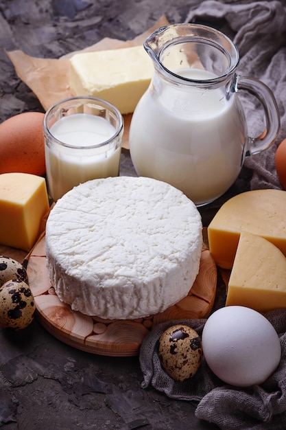 Les produits laitiers. Lait, fromage cottage, crème sure, beurre, œufs. Mise au point sélective