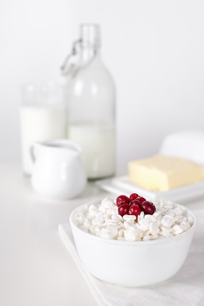 Produits laitiers sur table blanche. Crème sure, lait, fromage, oeuf