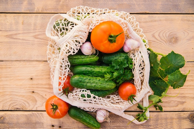 Produits de légumes frais juteux dans un sac à provisions réutilisable un sac à cordes en matériaux recyclés sur une table en bois dans le jardin Végétarisme Pas de plastique Mode de vie écologique