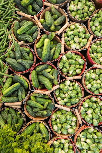 Produits locaux au marché fermier d'été de la ville.