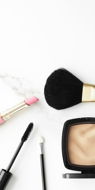 Produits de maquillage et cosmétiques sur fond plat en marbre blog de beauté mode de vie féminin moderne et concept d'inspiration de mode