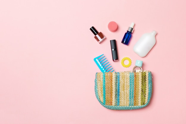 Produits de maquillage débordant du sac de cosmétiques