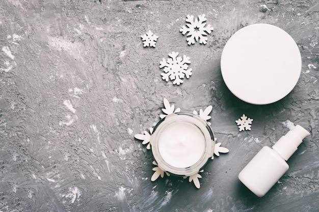 Photo produits de maquillage et décorations de noël sur fond de couleur vue de dessus concept de beauté du nouvel an