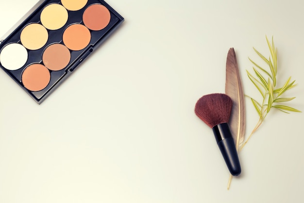 Produits de maquillage sur fond blanc