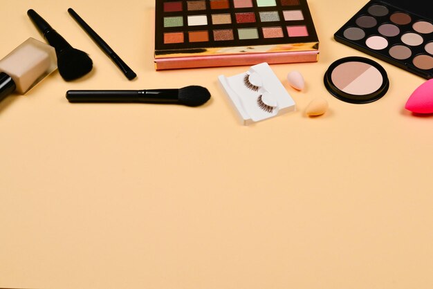 Produits de maquillage professionnels à la mode avec produits de beauté cosmétiques fond de teint rouge à lèvres ombres à paupières pinceaux et outils