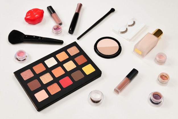 Produits de maquillage professionnels avec produits de beauté cosmétiques, ombres à paupières, pigments, rouges à lèvres, pinceaux et outils. Espace pour le texte ou la conception.