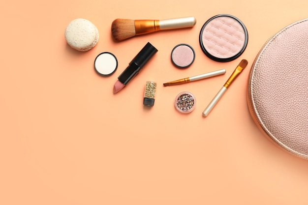 Produits de maquillage avec sac cosmétique sur fond de couleur