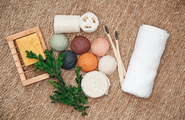 Produits naturels biologiques et biodégradables pour les soins du visage et du corps. Brosses à dents en bambou, éponge konjac, produits bio naturels.