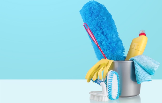 Produits de nettoyage dans un seau bleu à la maison