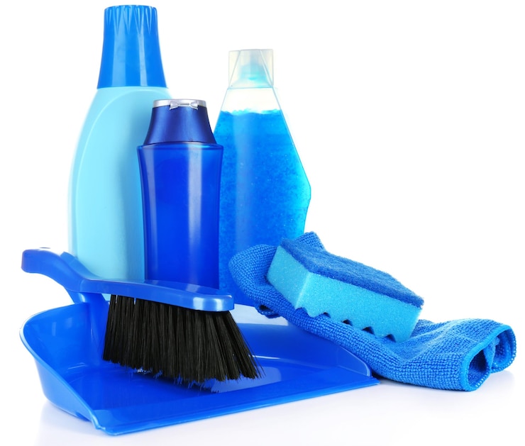 Photo produits de nettoyage isolés sur blanc