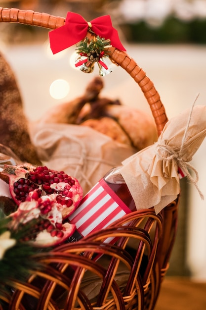 Produits de Noël dans un panier. Délicieux repas de fête. Grand cadeau sur différentes vacances.