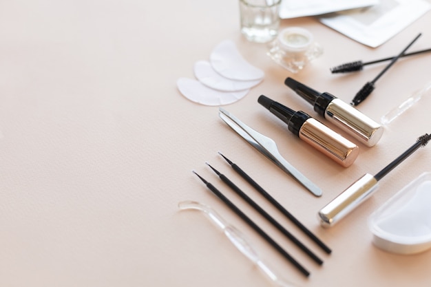 Produits et outils de soin des sourcils