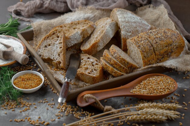 Produits de pain sur la table en composition