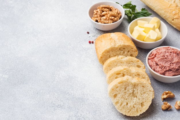 Produits pour la cuisson d&#39;un sandwich. Pate de poulet et beurre, noix et persil.