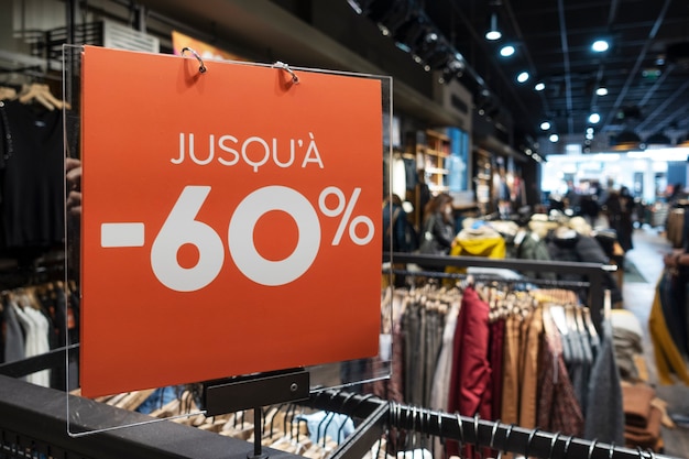 Produits à prix réduit dans un magasin de vêtements