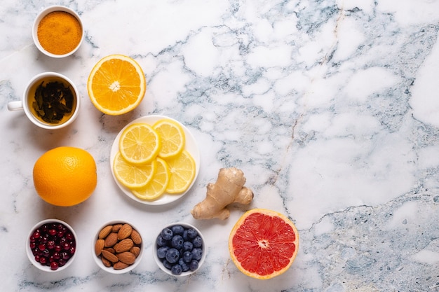 Produits sains pour le renforcement de l'immunité et les remèdes contre le rhume, vue de dessus.