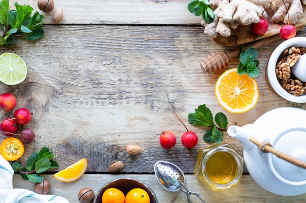 Des produits sains pour renforcer l'immunité sur fond en bois avec vue de dessus de l'espace de copie. Citron, noix, gingembre au système immunitaire