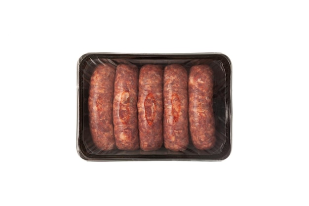 Produits de saucisses barbecue crues dans une boîte en plastique jetable. Saucisse de boeuf en paquet sur blanc.