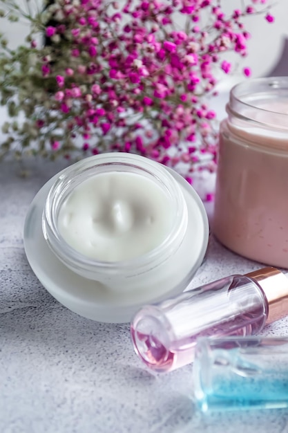 Produits de soin pour la peau du visage sérum et crème sur fond de marbre clair