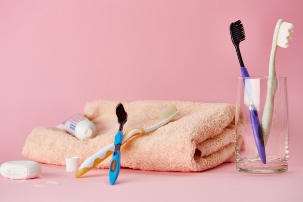 Produits de soins bucco-dentaires, brosse à dents, dentifrice et soie dentaire sur serviette. Concept de procédures de soins de santé du matin, soins dentaires