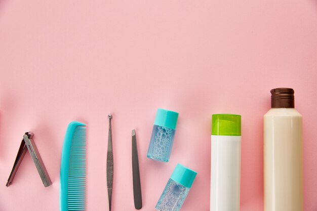 Produits de soins bucco-dentaires. Concept de procédures de soins de santé du matin, soins des dents, différentes brosses à dents et dentifrice