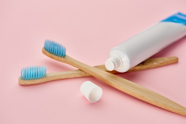 Produits de soins bucco-dentaires, deux brosses à dents et dentifrice. Concept de procédures de soins de santé du matin, soins dentaires