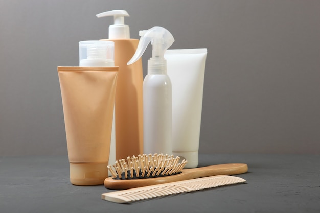 Produits de soins capillaires et un peigne sur la table