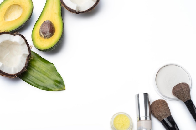 Produits de soins de la peau à base de plantes naturelles meilleurs ingrédients noix de coco avocat fond isolé pinceaux de maquillage