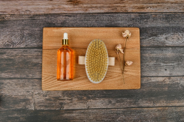 Produits de soins de la peau avec brosse de massage, vue de dessus.