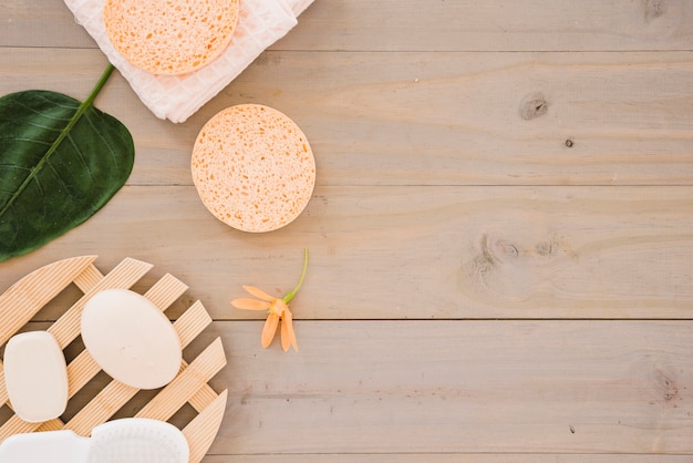 Photo produits de soins de la peau ronds décorés avec des fleurs et des feuilles