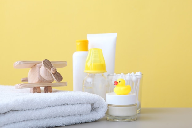 Produits de soins pour bébés sur la table produits de soins pour bébés quotidiens pour les soins de la peau