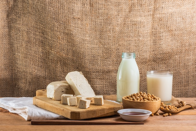 Produits de soja sur table en bois