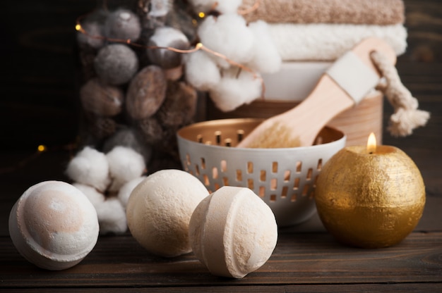 Produits de spa avec bougie dorée et coton