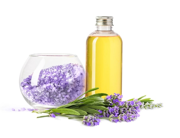 Produits de spa de lavande avec des fleurs de lavande sur fond blanc