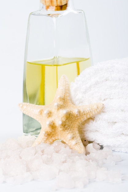 Produits de spa: sel de mer, serviette, huile et étoile
