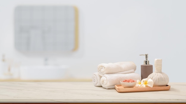 Produits de traitement de spa de luxe sur une table en marbre blanc moderne avec espace de copie