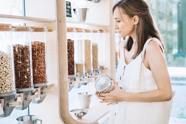 Produits en vrac dans un magasin zéro déchet Femme achetant des produits secs dans une épicerie sans plastique