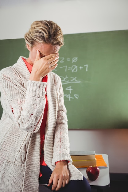 Prof, pleurer, devant, tableau noir