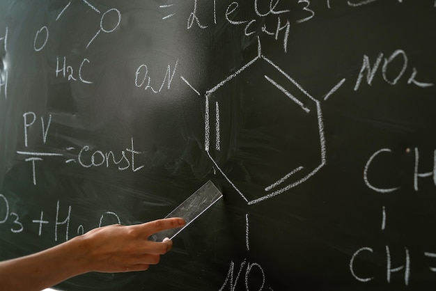 Professeur de chimie contre le tableau noir expliquer la formule chimique, le concept de l'éducation