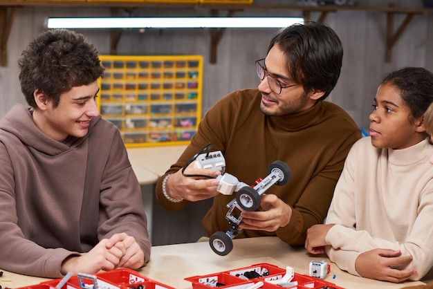 Professeur à la classe de robotique avec des enfants