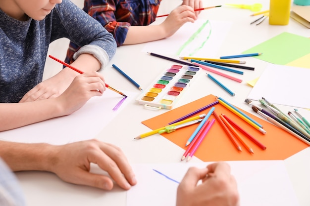 Professeur de dessin donnant des cours particuliers à domicile