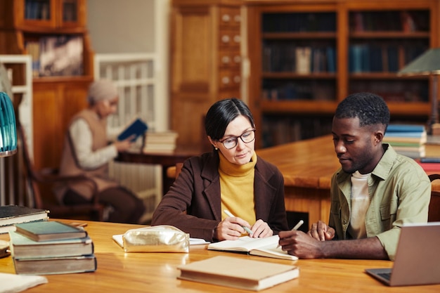 Professeur enseignant en bibliothèque