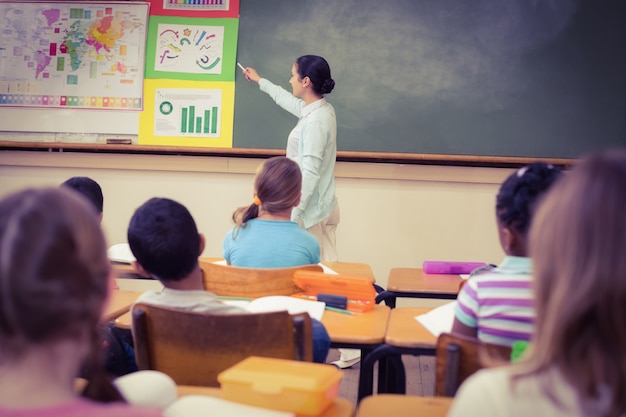 Professeur enseignant une leçon en classe