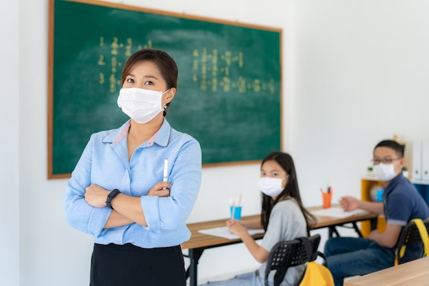 Professeur femme asiatique portant des masques