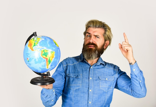 Professeur de géographie Commerce international Réseau mondial Expédition dans le monde entier Voyage aérien Autour du monde Voyage et esprit d'aventure Homme barbu avec globe Jour de la Terre Concept international